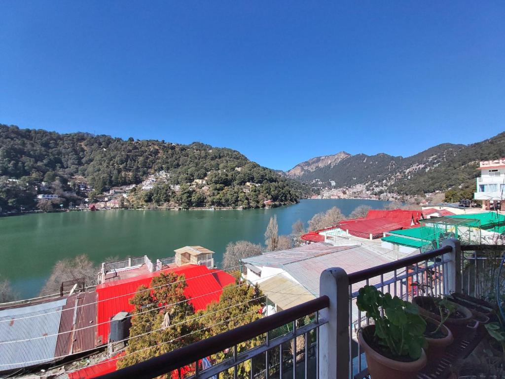 Hotel Naini Lake