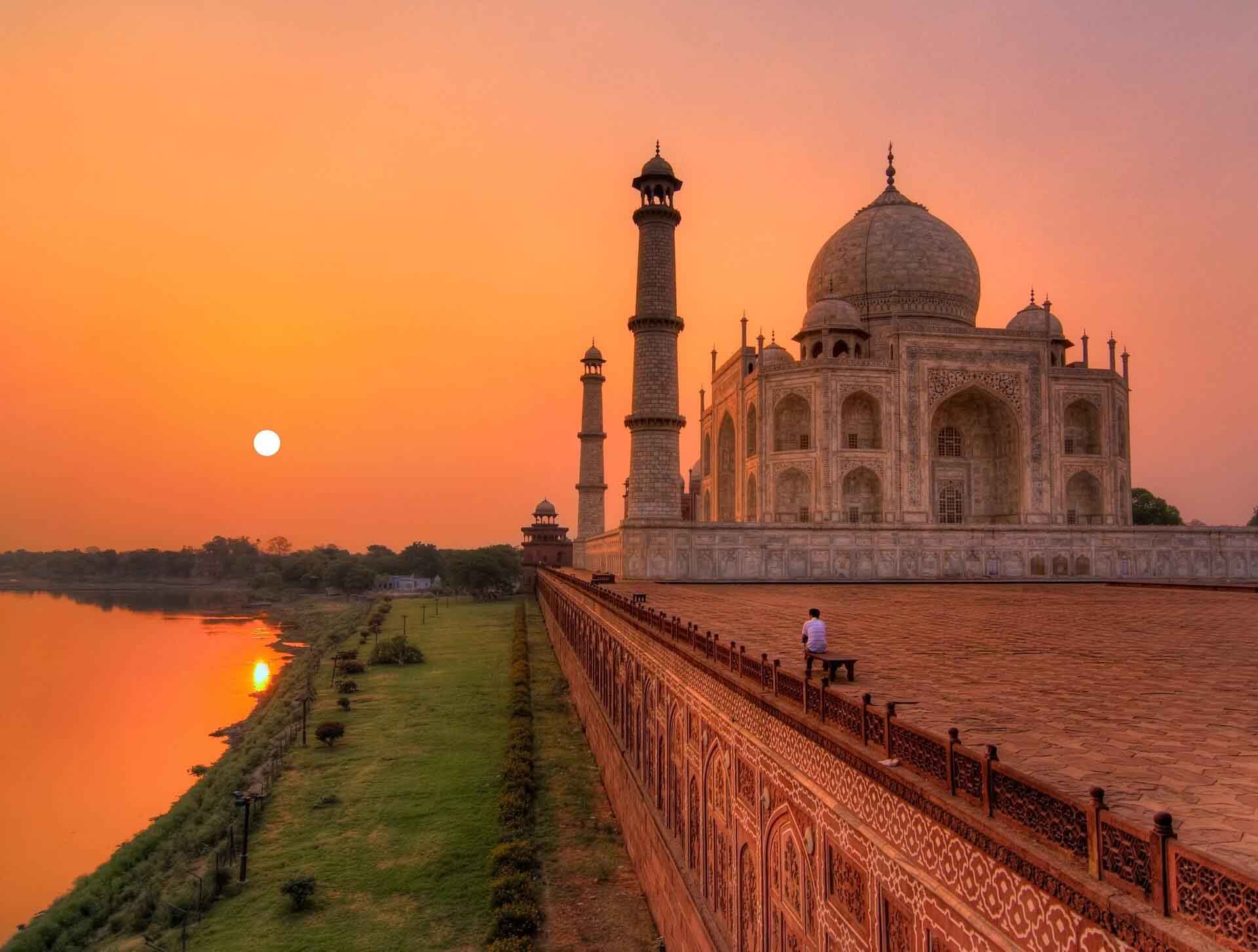 Taj Mahal Tour by Gatimaan Express Train from Delhi