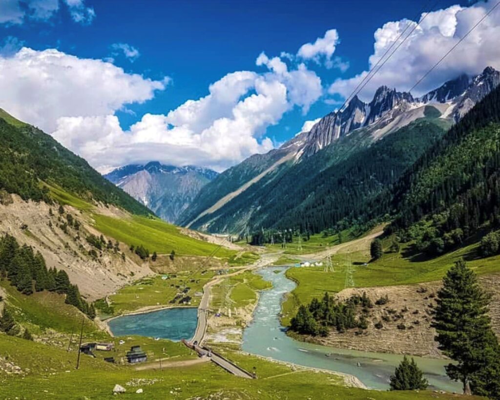 Kashmir Tour Package for Couple from Delhi, Amazing Offers